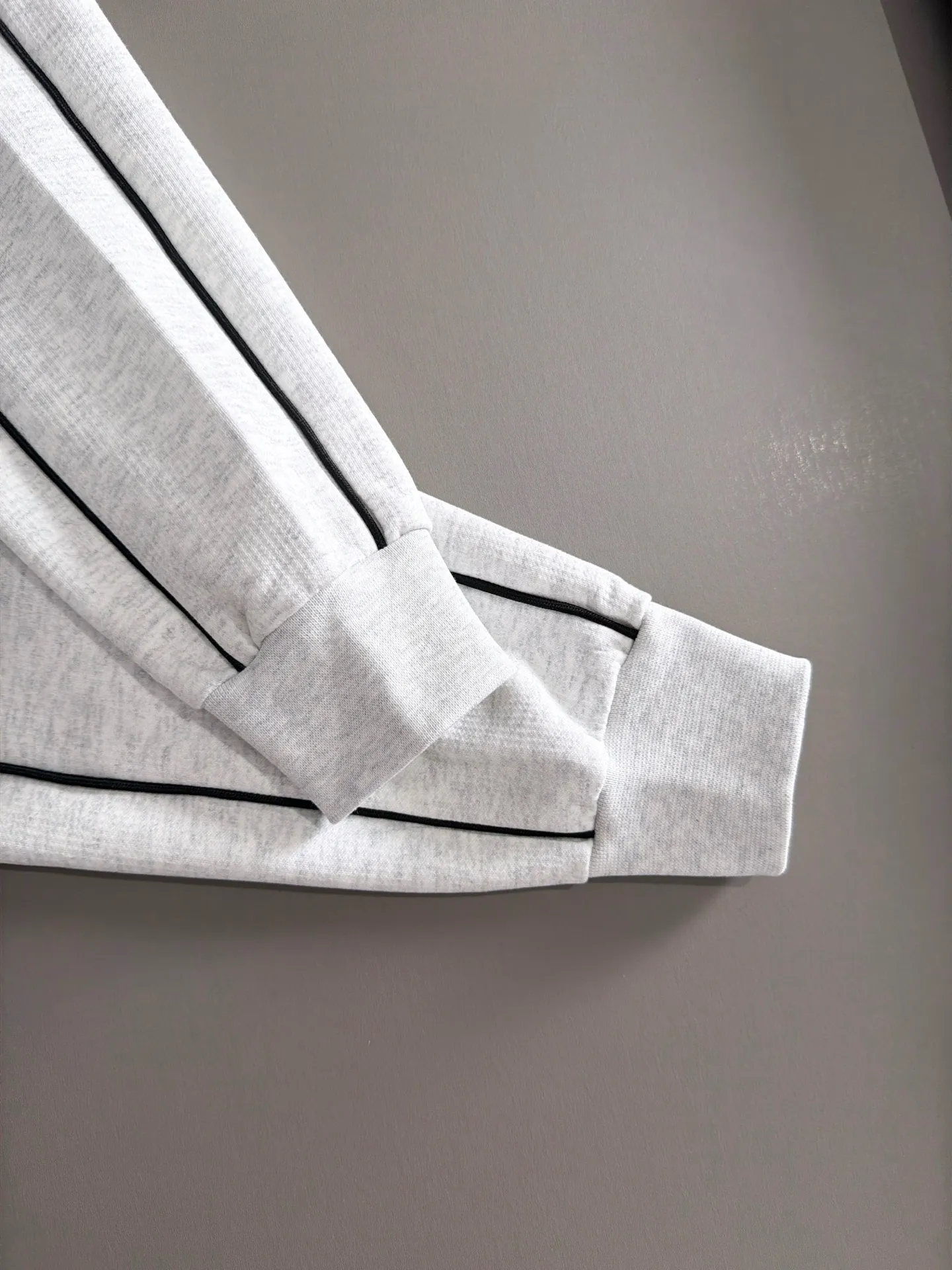 Paris Clover exclusively launches the 2026 autumn and winter New Arrival long-sleeved sweatshirts for men and women. Same Style. Many stars have the same style. Craftsmanship that ordinary small workshops cannot copy. No matter in terms of materials, detail restoration and craftsmanship, we are not afraid of any challenges, just to provide you with wonderful products. Compare the top Original versions at will. No expense is spared just to make it better. Unique imported fabric feel. Purely imported German machine production. Precision operation. Thousands of needles density. A complete set of New Arrival accessories with three standards can be customized simultaneously. Versatile upper body is fashionable, a perfect choice for autumn and winter, and a must-have item. Sizes table: M-4XL (please state your height and weight when placing an order)